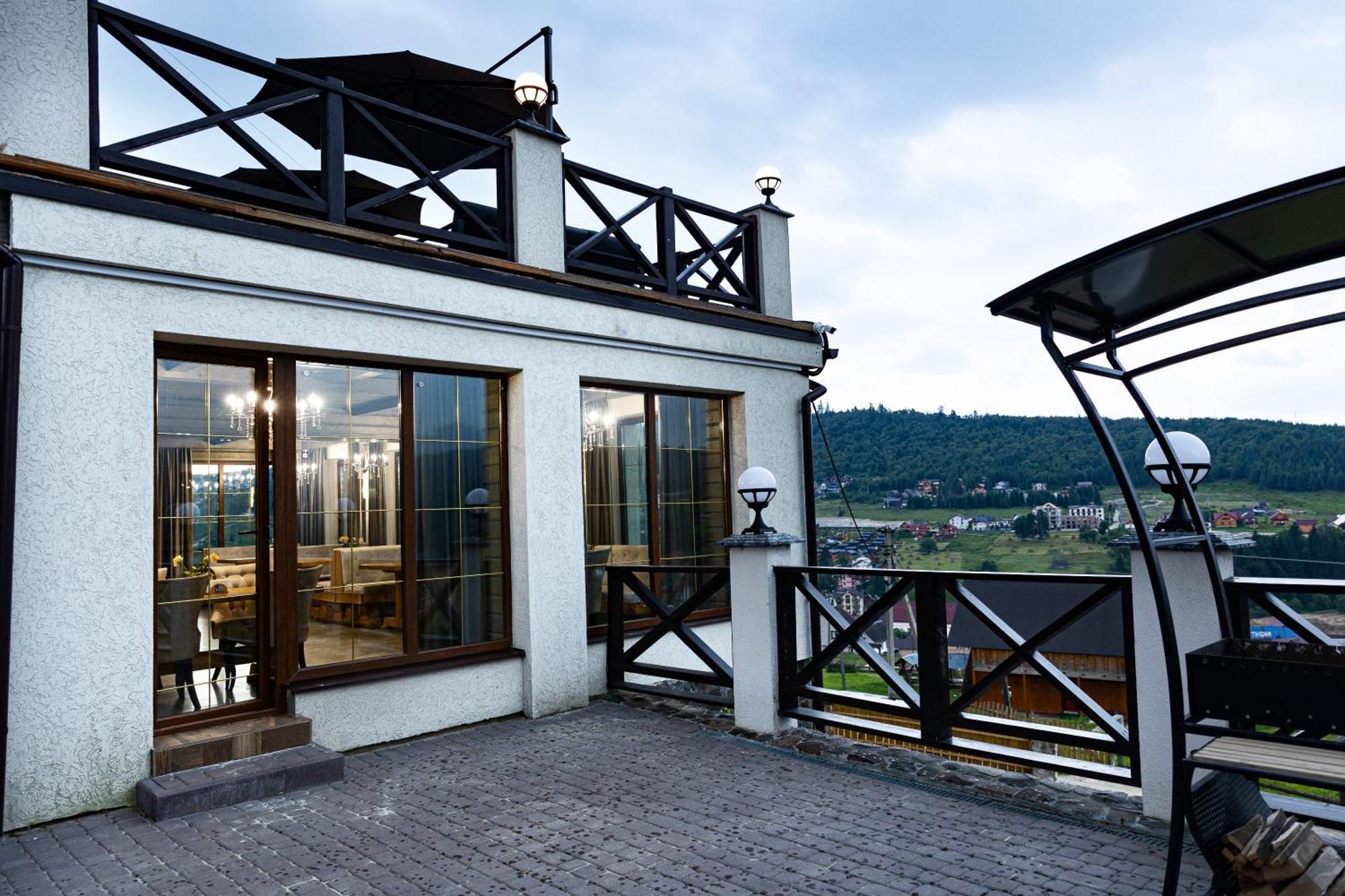 Svoi Hotel Palyanytsya Eksteriør billede
