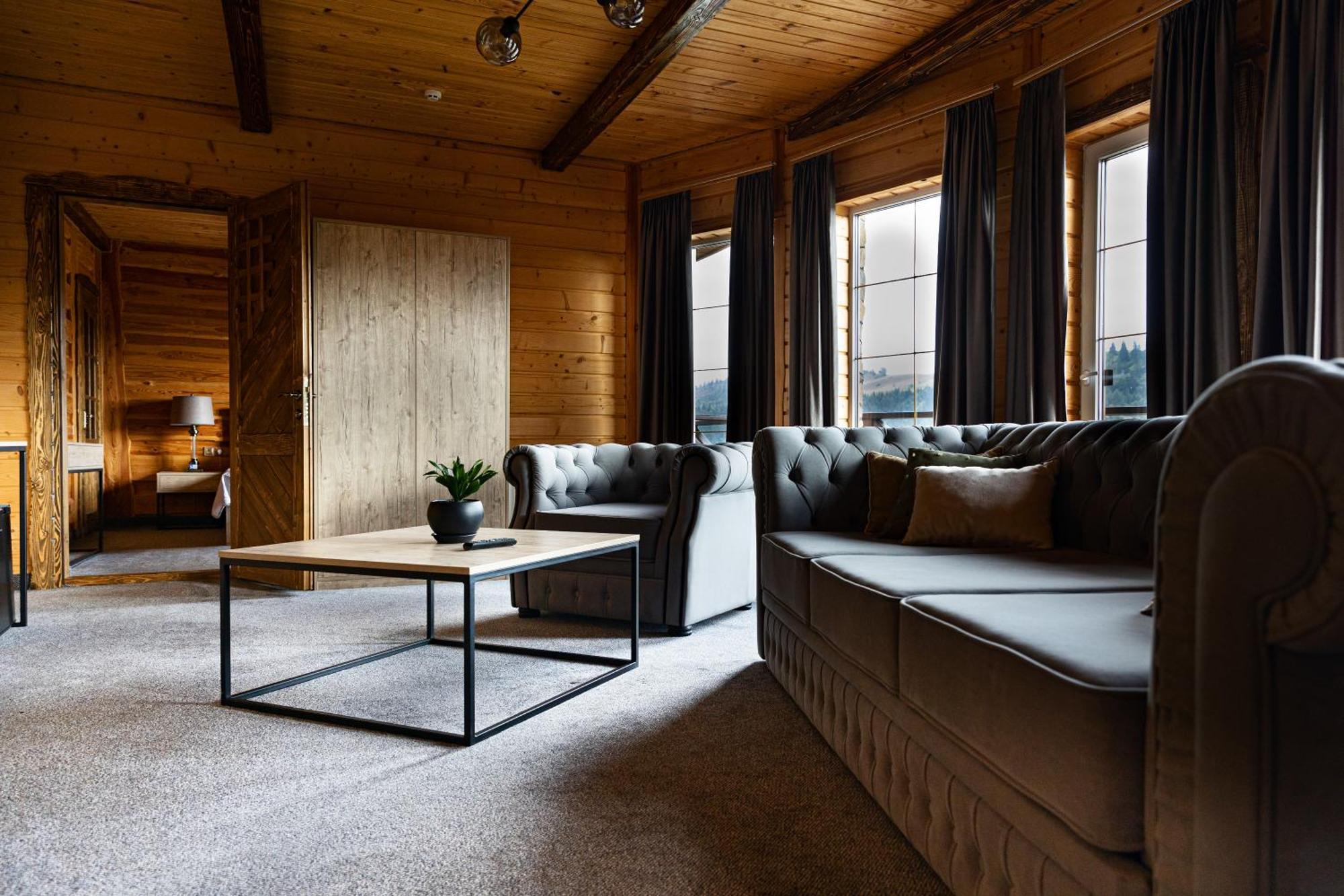 Svoi Hotel Palyanytsya Eksteriør billede