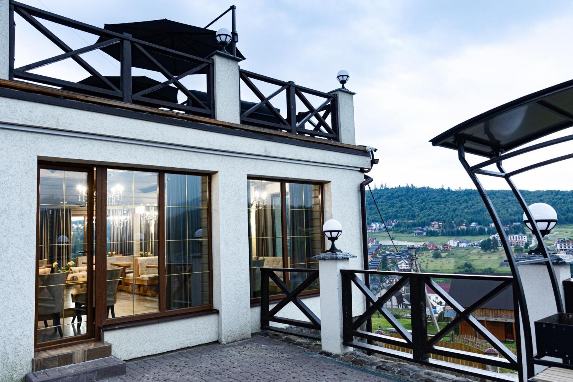 Svoi Hotel Palyanytsya Eksteriør billede