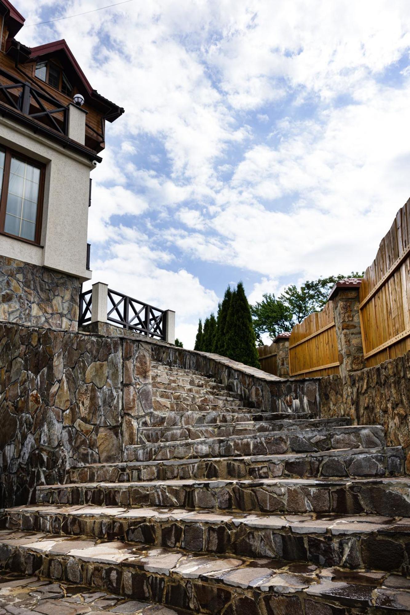 Svoi Hotel Palyanytsya Eksteriør billede