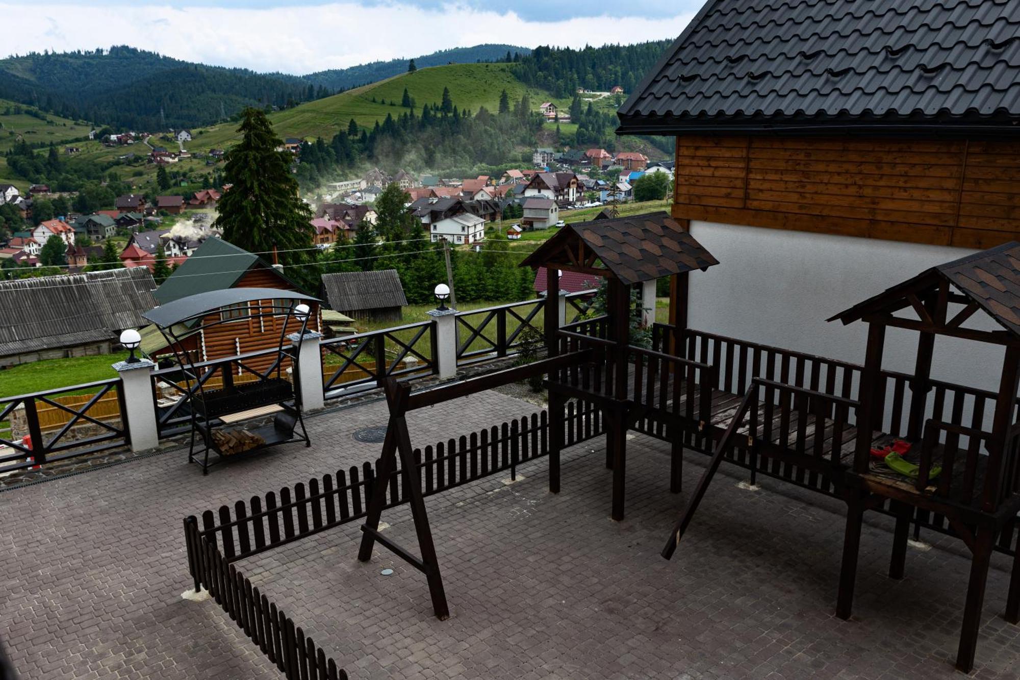 Svoi Hotel Palyanytsya Eksteriør billede