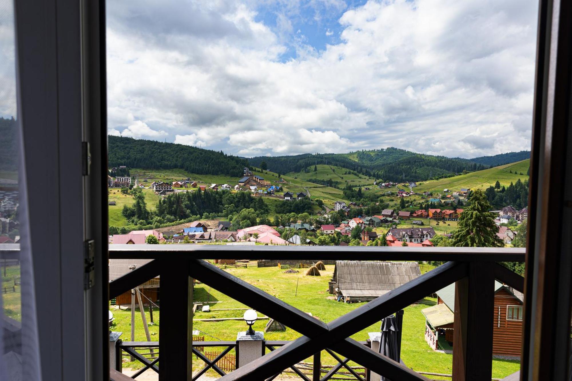 Svoi Hotel Palyanytsya Eksteriør billede