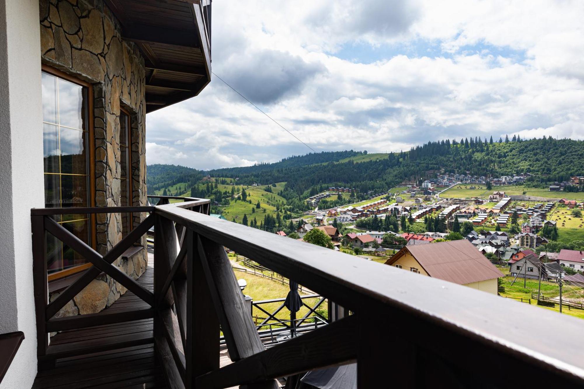 Svoi Hotel Palyanytsya Eksteriør billede