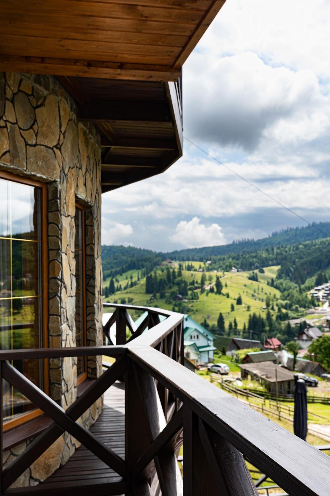 Svoi Hotel Palyanytsya Eksteriør billede