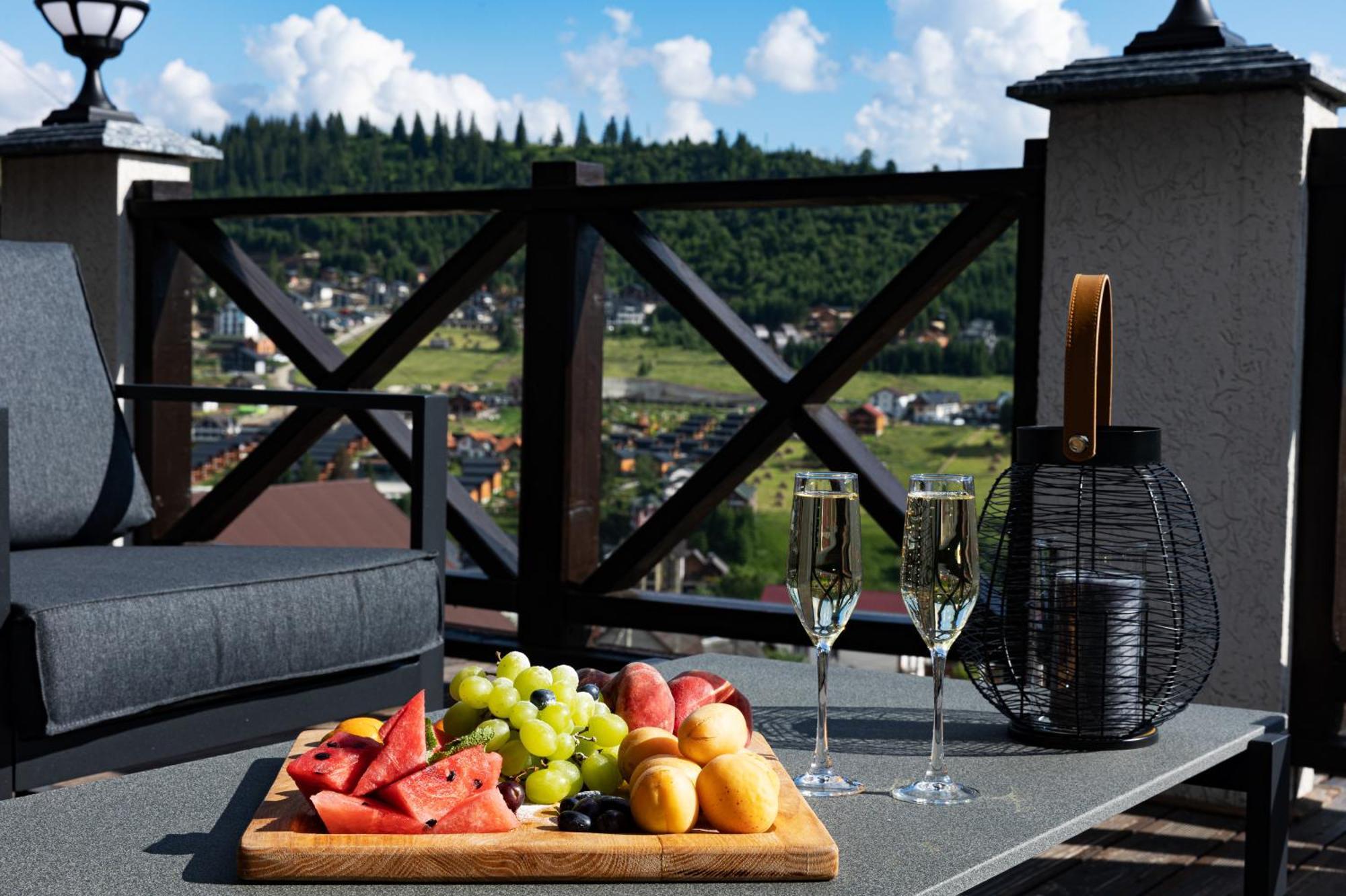 Svoi Hotel Palyanytsya Eksteriør billede